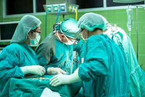 Nỗi gian truân của những sống bằng nghề y ở Việt Nam