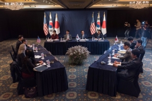Không tin Donald Trump, Hàn Quốc và Nhật Bản tự xoay sở