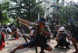 Sau cú đảo chính, Miến Điện bị đói kém, cô lập và rơi vào nội chiến