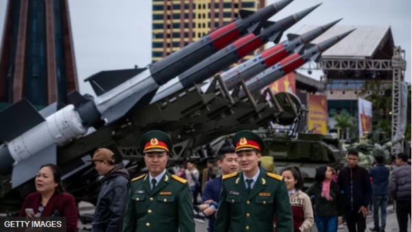 Việt Nam đa dạng hóa nguồn cung cấp vũ khí trong bối rối