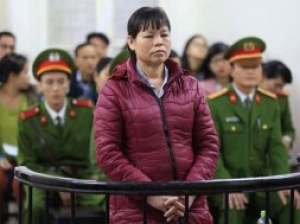 Bà Cấn Thi Thêu mãn án tù và được tiếp đón như một anh hùng