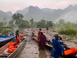 Cứu trợ nạn nhân bão lụt : Nhà nước chỉ chăm bẩm vào... số tiền ủng hộ !