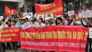 Quốc hội né Luật biểu tình, ân Việt chuộng iPhone11