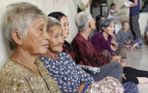Thách thức &quot;lão hóa trước khi kịp giàu&quot; đối với dân số Việt Nam