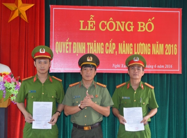 Lương cao : nhất quân đội công an, bãi rác thế giới : nhất Việt Nam