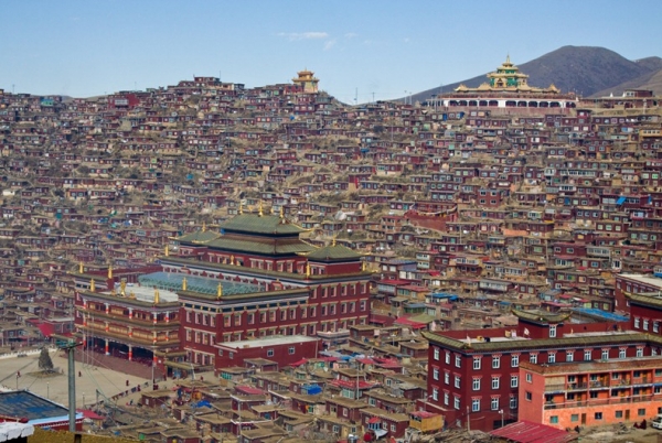 Trung Quốc đập phá nơi tu học Phật Giáo Tây Tạng ở Tứ Xuyên