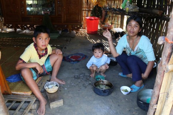 Cải tổ chính trị địa phương, mua bán đô la, vụ Thủ Thiêm, hộ nghèo miền núi