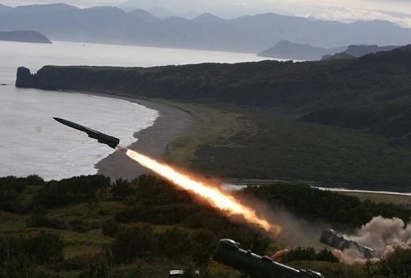 Tập trận ở Biển Đông : thi đua bắn tên lửa