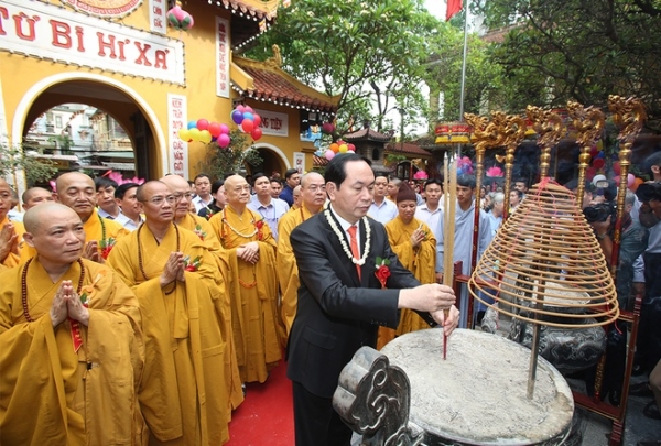 Luật tôn giáo, danh hài bị chê, kinh tế vỉa hè và đời sống dân chài