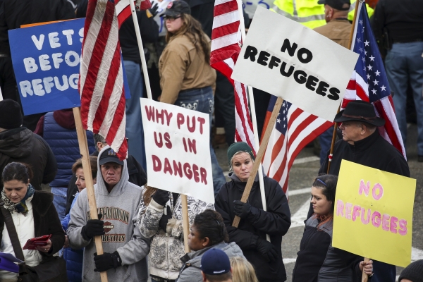 Cấm người tị nạn vào đất Mỹ, Donald Trump hứng chịu búa rìu dư luận