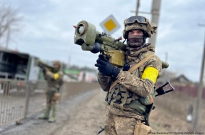 Điểm báo Pháp - Chiến tranh Ukraine : phương Tây lo cạn kho vũ khí