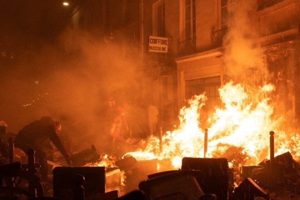 Nước Pháp đang trong khủng hoảng bạo loạn