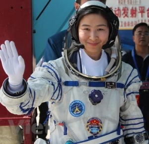 Đưa người lên Mặt Trăng : cuộc chạy đua tốn kém giữa Hoa Kỳ và Trung Quốc