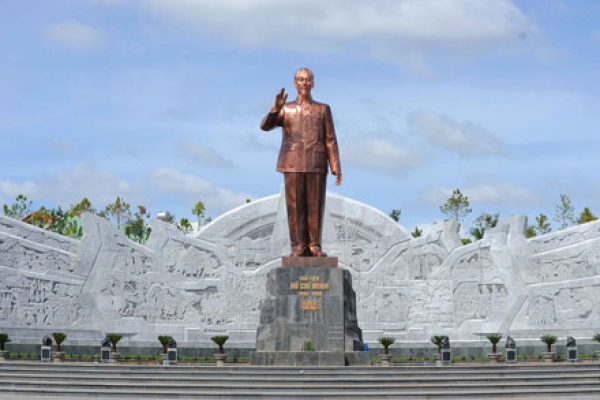 Mừng sinh nhật Hồ Chí Minh với tượng đài 118 tỷ đồng