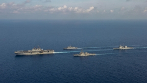 Biển Đông : Trung Quốc và Malaysia đối đầu, Mỹ và Úc tập trận