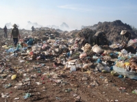Ô nhiễm khí độc và rác thải đe dọa cuộc sống người dân