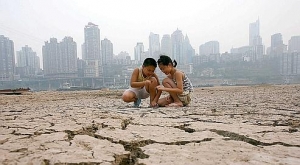Trung Quốc thiếu nước và thừa nợ