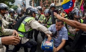 Điểm báo Pháp - Venezuela : Đọ sức từ trong ra ngoài nước