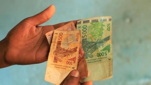 Điểm báo Pháp – Pháp tìm lối thoát tài chính cho Châu Phi