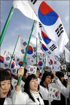 Nhật - Hàn lục đục về quá khứ, Mỹ - Trung lục đục về quyền đi lại trên Biển Đông