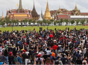 Thái Lan : chính quyền dọa đàn áp, dân xuống đường đông hơn