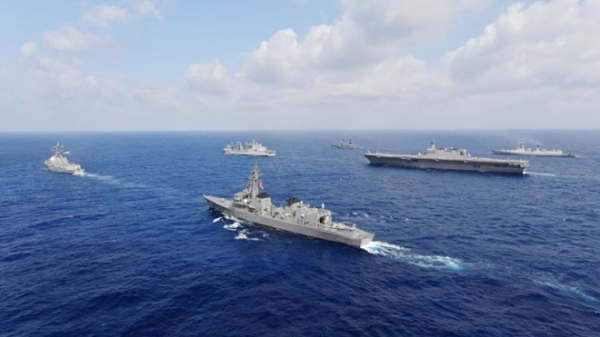 Biển Đông : Bắc Kinh càng đe dọa, tàu chiến quốc tế đến càng đông