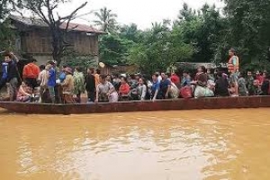 Lào ngập lụt vì vỡ đê, Cam Bốt mất dân chủ